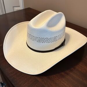 Tecovas cattleman straw cowboy hat.